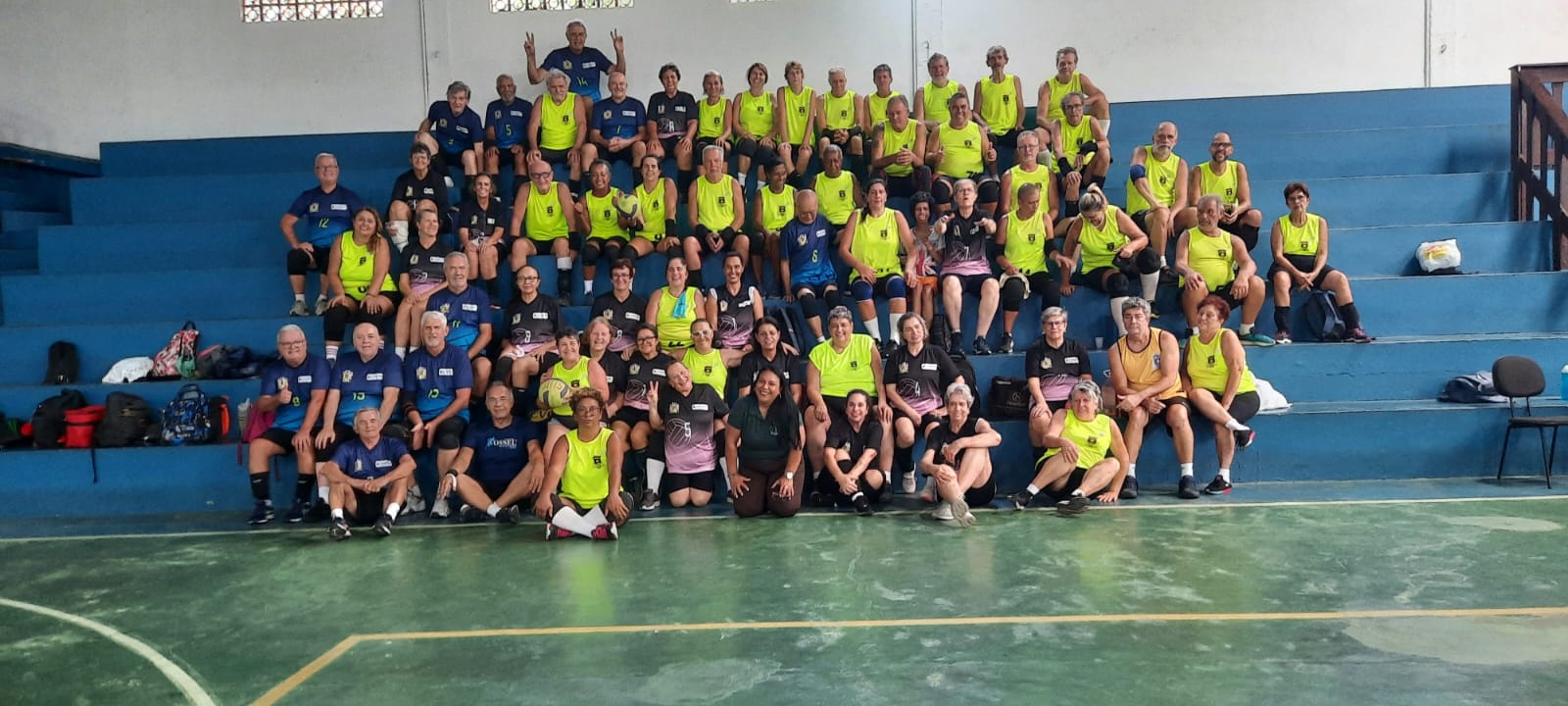 Grupo reunido nas arquibancadas